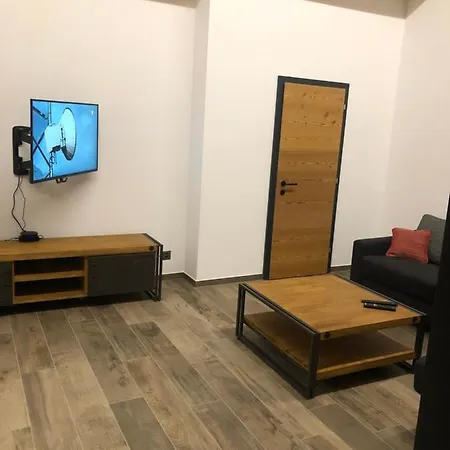 Grand Avec Terrasse A Chez-les-reuses *